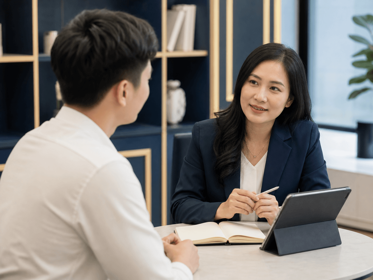 Chuyên viên giáo dục tư vấn lộ trình khảo thí cho thí sinh