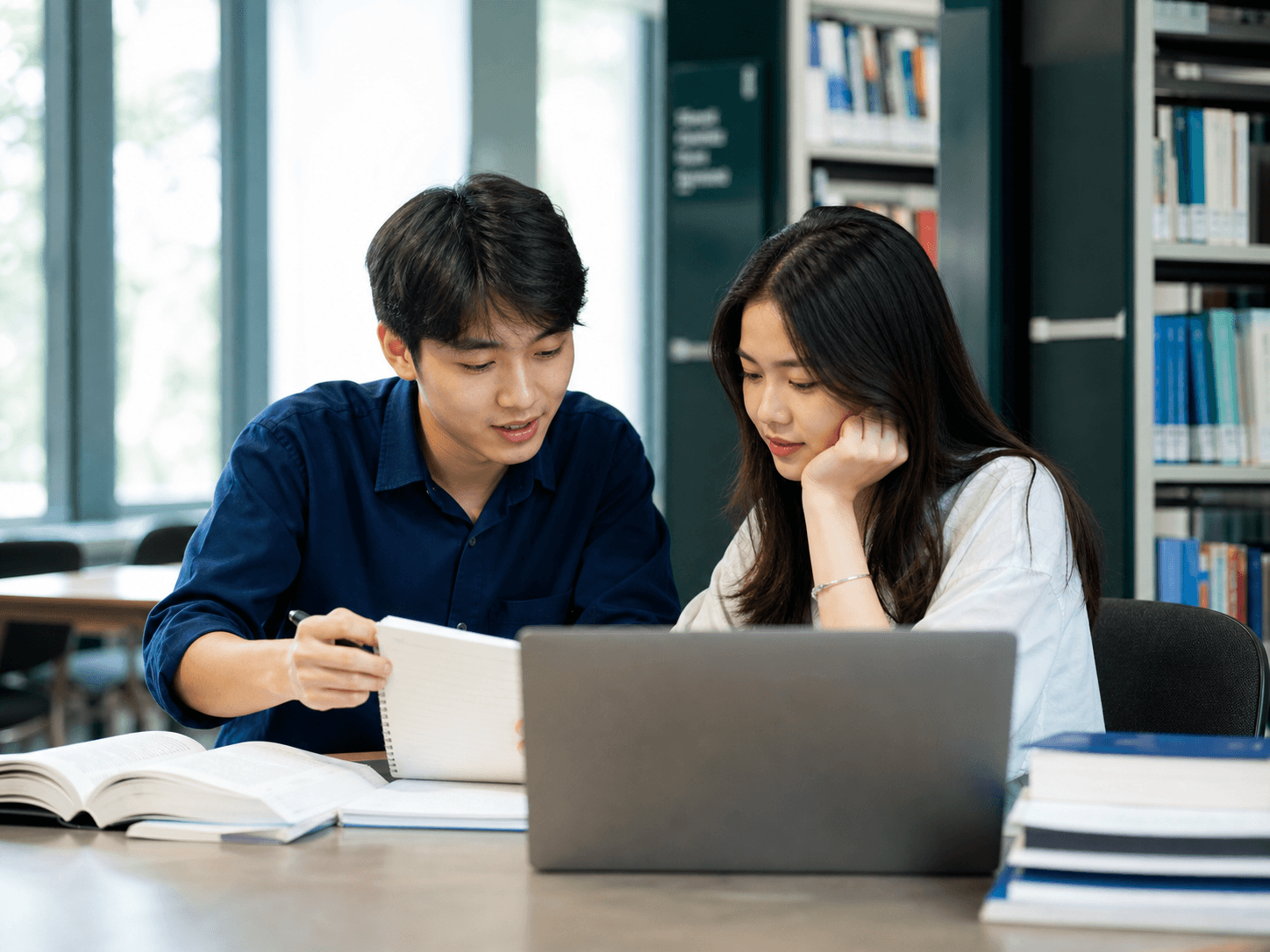 Hai sinh viên cùng chuẩn bị cho bài thi tiếng Anh